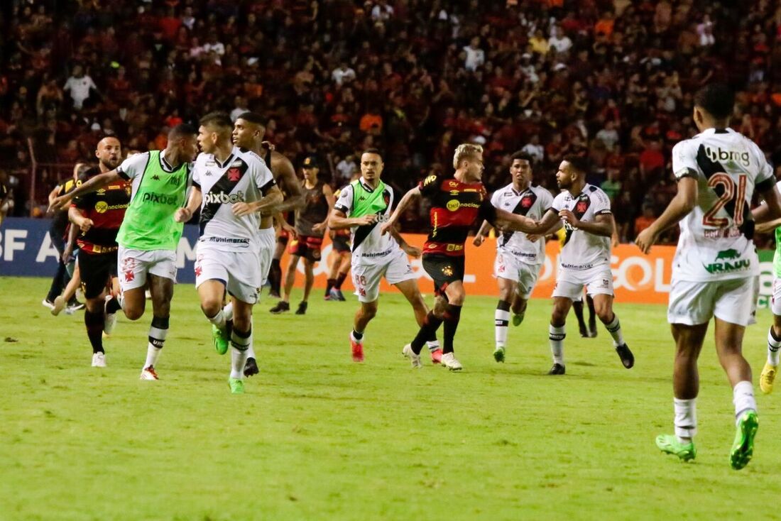 Atletas do Sport e do Vasco durante invasão da torcida no estádio