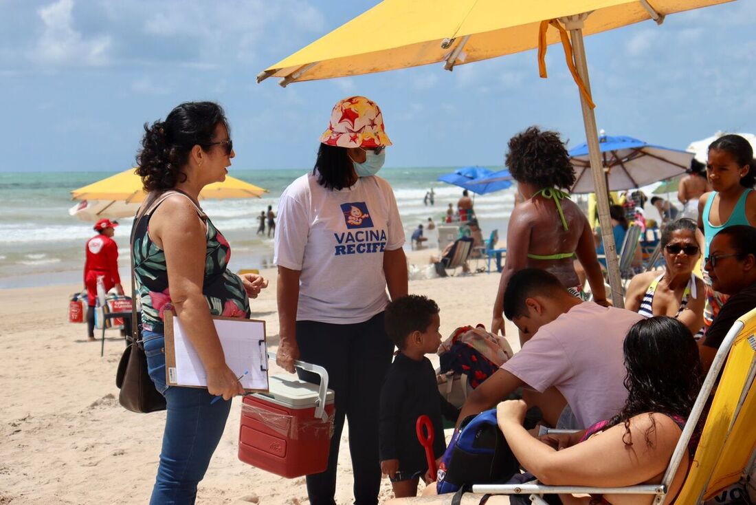 Equipe de vacinação foi até a Praia de Boa Viagem para vacinar crianças 