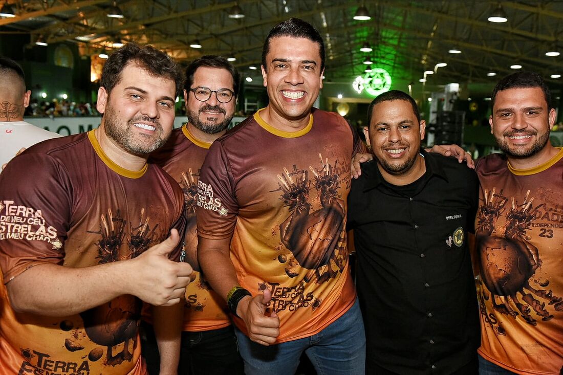 Na foto: vice presidente da Mocidade, Luiz Ribeiro, Presidente da Fundação de Cultura da Caruaru, Rafael Martiniano, Rodrigo Pinheiro, Diretor de Carnaval da Mocidade, Marquinho Marino, e o secretário de Infraestrutura de Caruaru, Andrews Melo