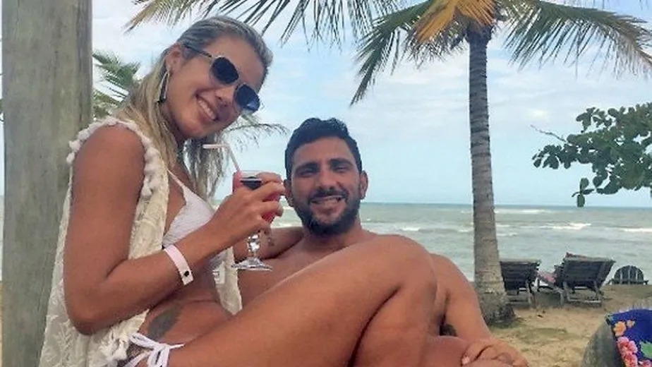 Ex-capitão do Bope Adriano da Nóbrega com a mulher Júlia Lotufo, numa praia da Bahia 