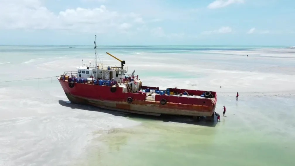 Navio encalhado em praia de Itamaracá