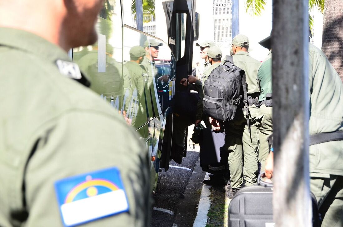 Policiais militares embarcam para locais de votação