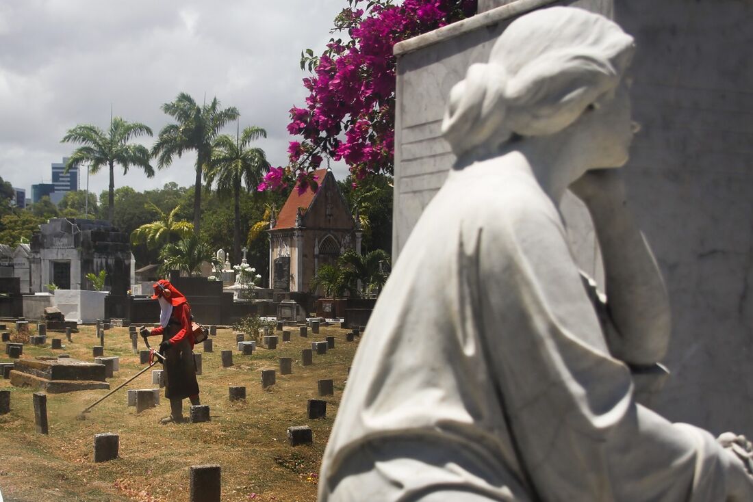 Serviços de limpeza e manutenção no cemitério de Santo Amaro, no Recife