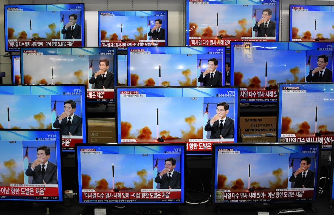 Aparelhos de televisão mostram notícias sobre o lançamento de míssil pela Coreia do Norte