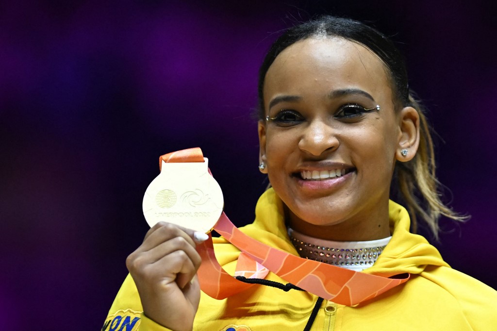 Rebeca Andrade com o ouro conquistado em Liverpool