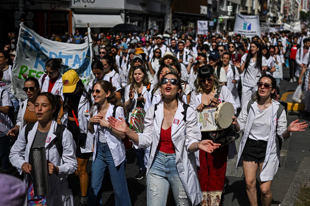 Em Buenos Aires, médicos e enfermeiros protestam por melhores salários 