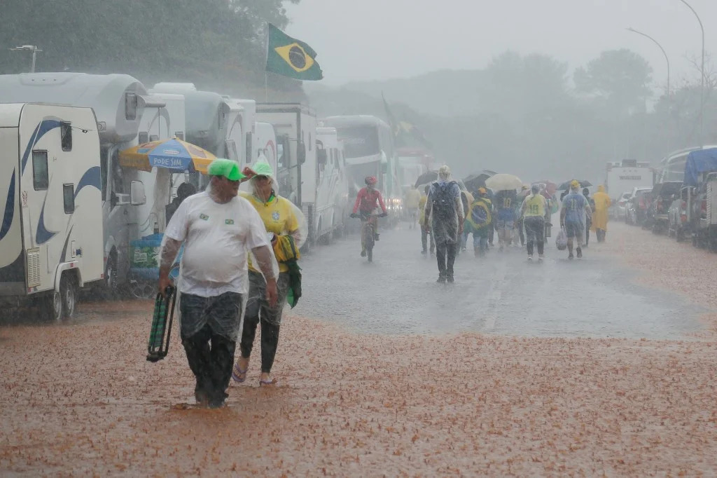 Chuva atrapalhou atos antidemocráticos em Brasília