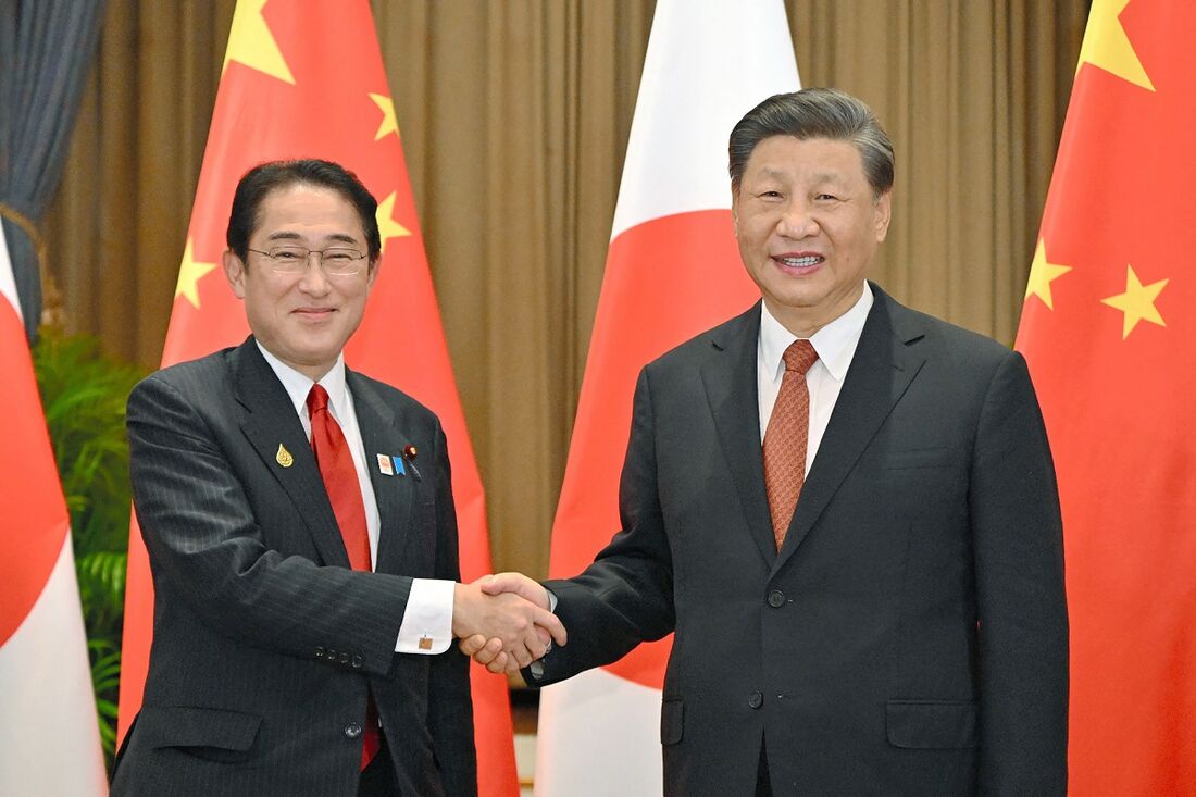 Primeiro Ministro do Japão Fumio Kishida (E)  e o Presidente da China Xi Jinping