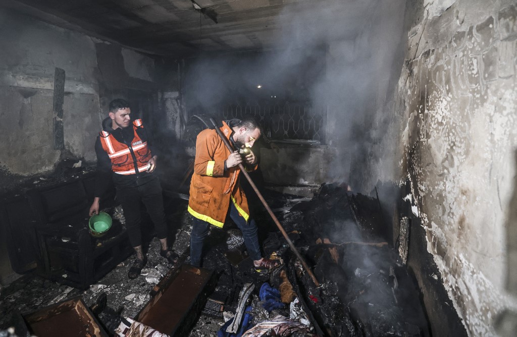 Incêndio de uma casa em um campo de refugiados na Faixa de Gaza