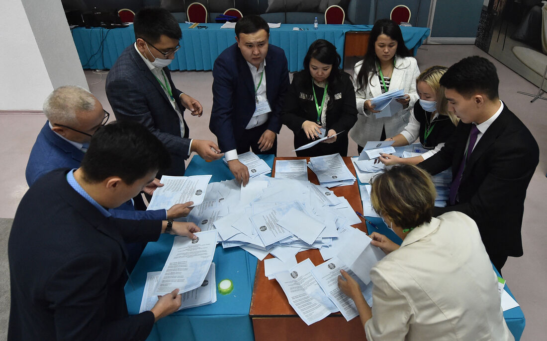 Membros de uma comissão eleitoral local contam cédulas em uma seção eleitoral após as eleições presidenciais do Cazaquistão em Astana