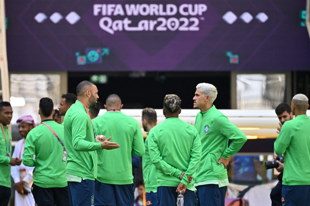 Jogadores brasileiros estiveram no Lusail Stadium na manhã desta segunda-feira (21)