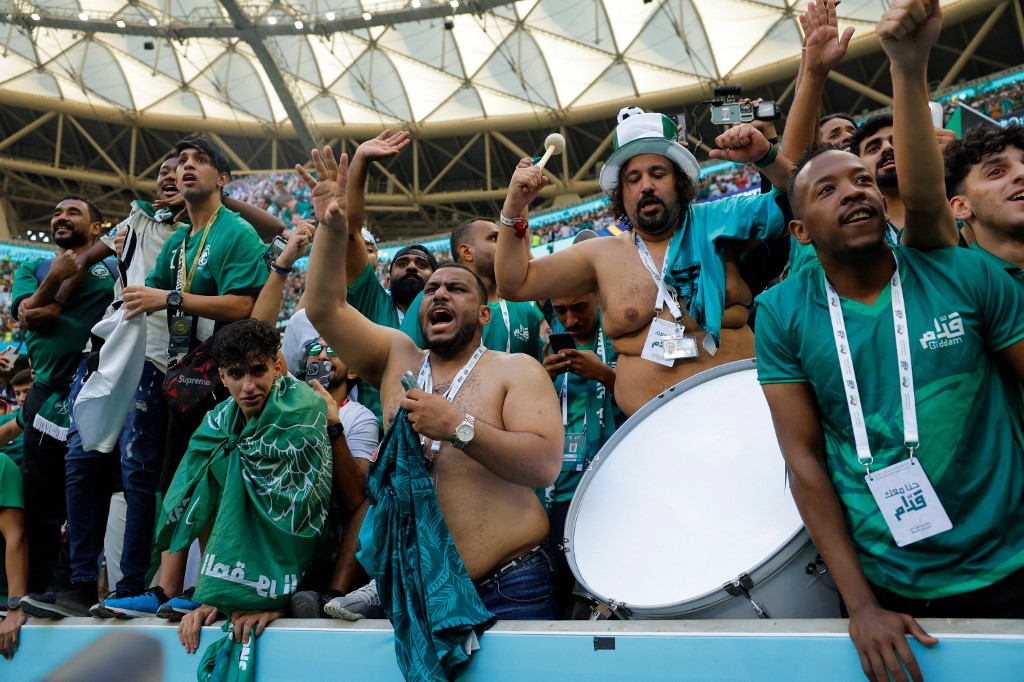 Torcida da Arábia Saudita comemora vitória diante da Argentina