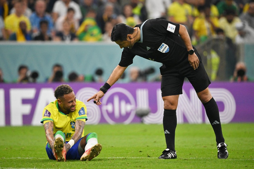 Neymar lesionou o tornozelo perante a Sérvia