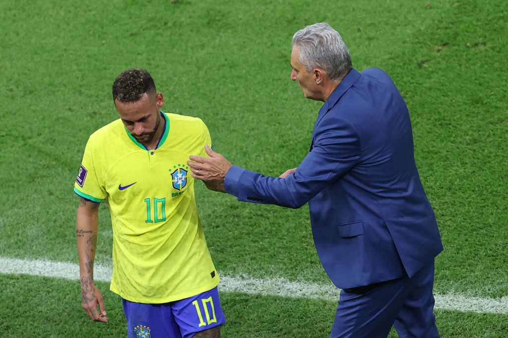 Neymar recebe o apoio de Tite após deixar o gramado lesionado