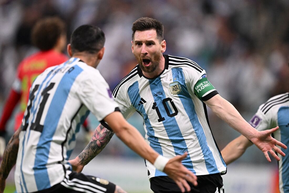 Com gol de Messi e golaço de promessa, Argentina vence México e