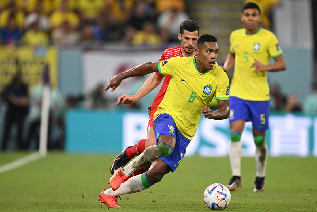 Lateral-esquerdo Alex Sandro na partida do Brasil contra a Suíça