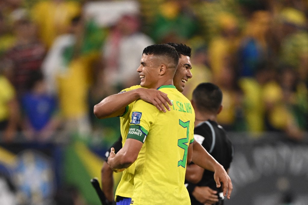 Casemiro e Thiago Silva comemoram vitória diante da Suíça