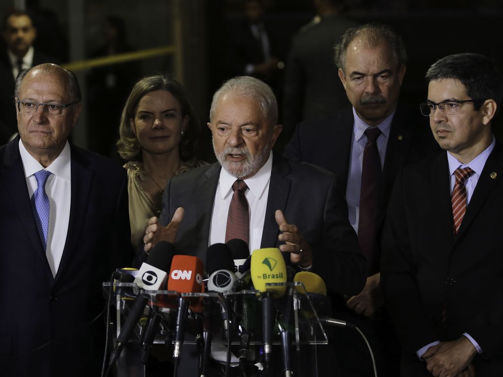 O presidente eleito, Luis Inácio Lula da Silva, acompanhado de seu vice, Geraldo Alckmin e de coordenadores da transição, fala com a imprensa após reunião com o presidente do TSE, ministro Alexandre de Moraes