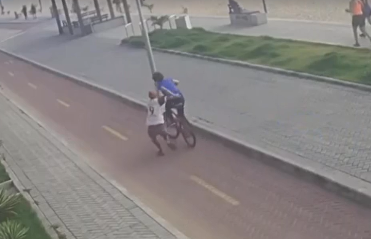 O homem derrubou a ciclista no chão e roubou a bicicleta da mulher