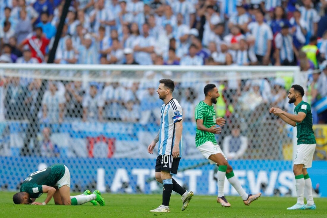 Messi e os seus companheiros acharam que iam botar quente nos árabes. Ledo engano...