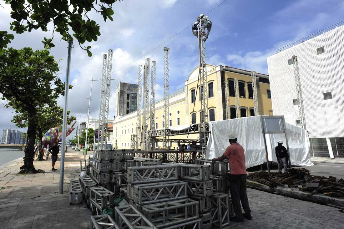 Montagem de palco e telão no Cais da Alfândega