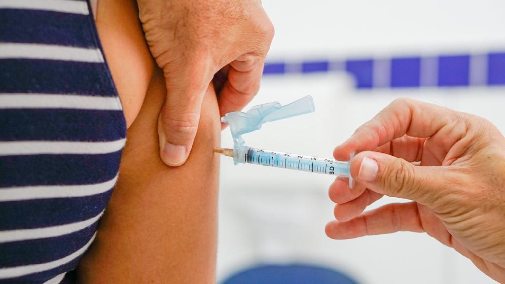 Vacinação contra a Covid-19 na Policlínica deverá ser retomada a partir da próxima terça-feira (06)