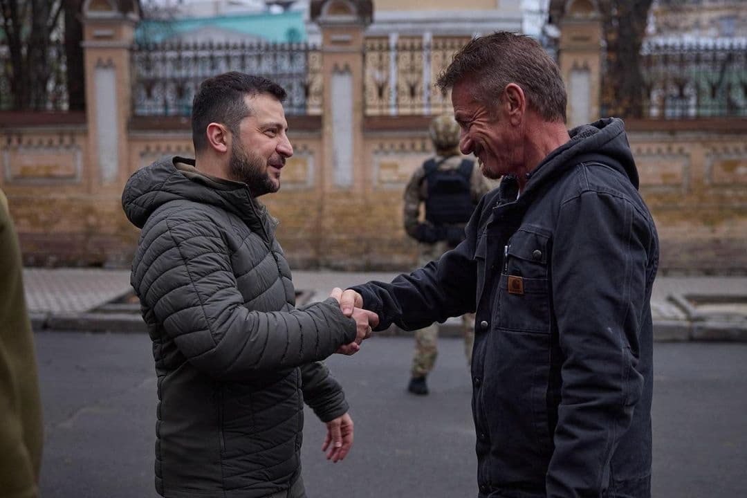 Presidente da Ucrânia Volodymyr Zelensky com o ator Sean Penn