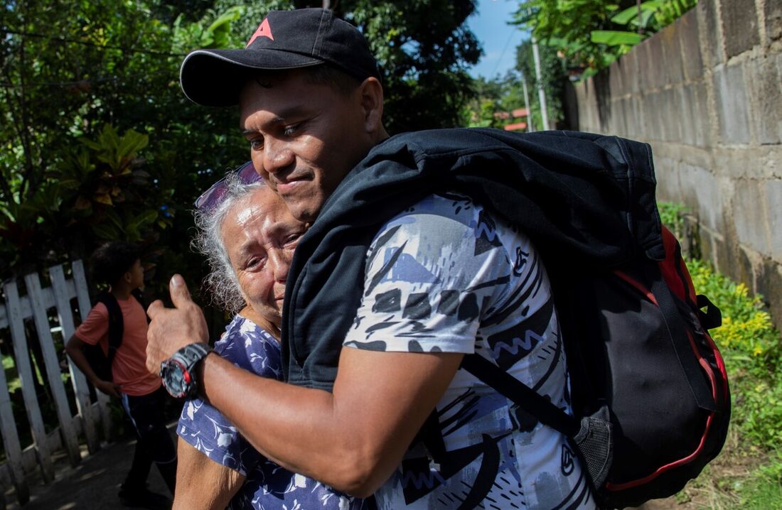 Migrante nicaraguense Moises Espinoza, primo de José Galeano, abraça sua avó antes de iniciar sua jornada de Manágua (Nicarágua) rumo aos Estados Unidos