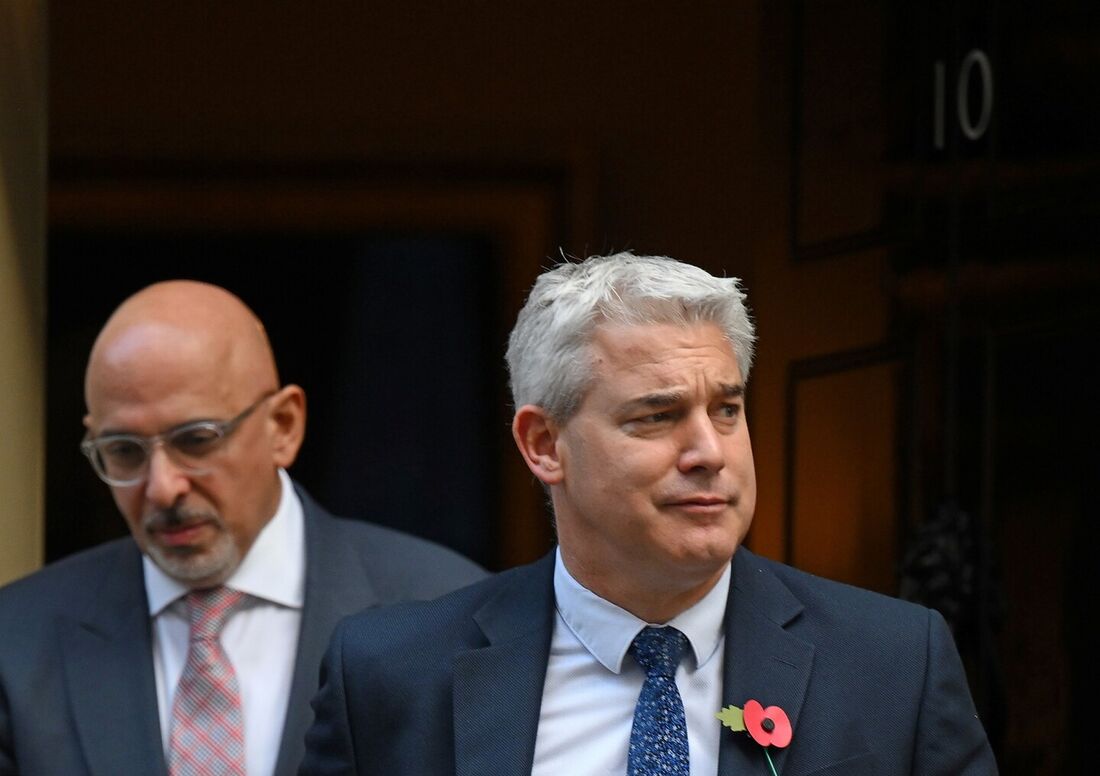 O ministro da Grã-Bretanha sem Portfólio Nadhim Zahawi (E) e o secretário de Saúde da Grã-Bretanha, Steve Barclay, saem depois de participar de uma reunião do Gabinete na 10 Downing Street, no centro de Londres, em 1&ordm; de novembro de 2022