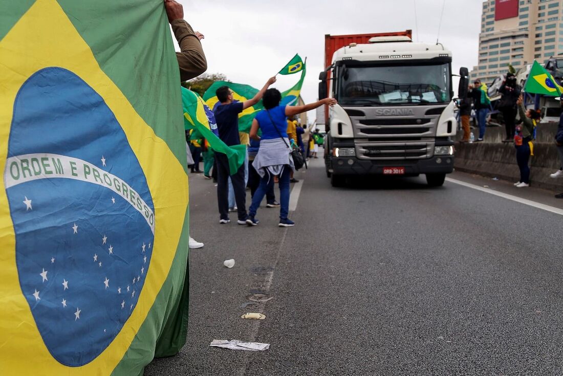 Apoiadores de Bolsonaro bloqueiam rodovias