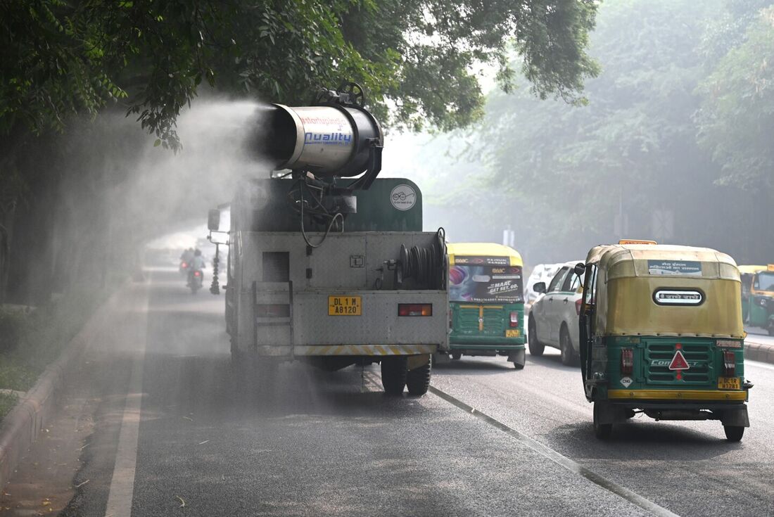 Caminhão anti-smog pulveriza água para reduzir os níveis de poluição no ar em Nova Délhi