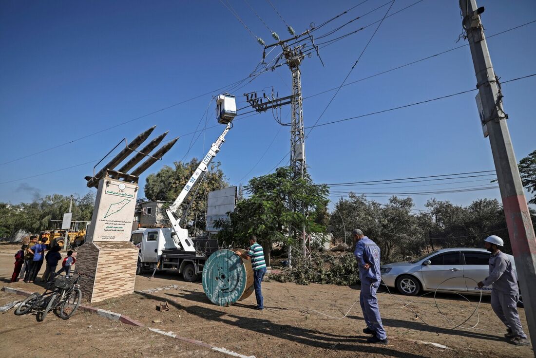 Linhas de energia danificadas ataque aéreo israelense no início da manhã no campo de refugiados no centro da Faixa de Gaza