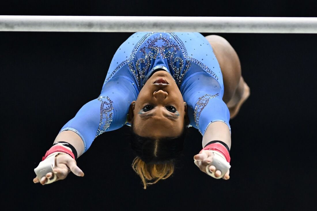 Rebeca Andrade, durante prova de barras assimétricas no Mundial de Liverpool