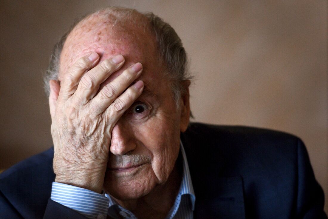 O ex-presidente da Fifa, Joseph Blatter, diz que a decisão de conceder a Copa do Mundo de 2022 ao Catar foi um "erro"