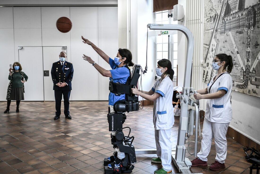 Médico experimenta um exoesqueleto durante uma manifestação no hospital Invalides em Paris