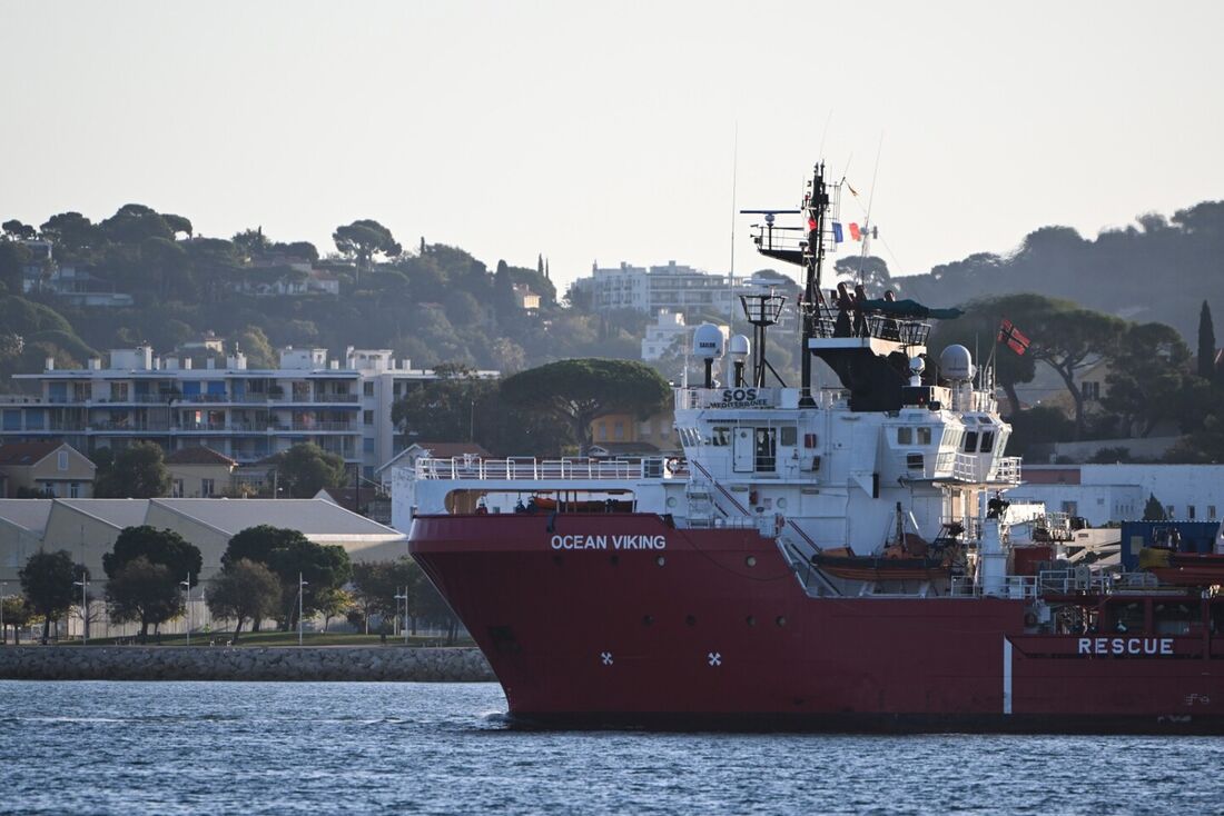 Navio humanitário "Ocean Viking" com 230 migrantes atraca na França