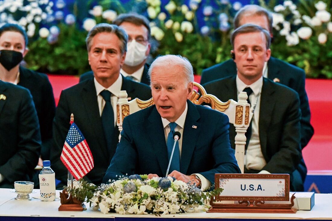 Joe Biden (centro) fala durante a cúpula ASEAN-EUA