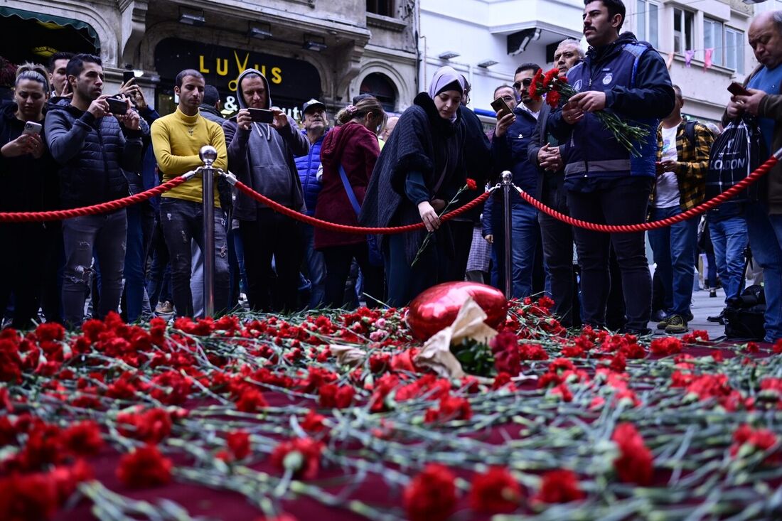 Pessoas deixam flores em memorial dedicado às vítimas do atentado em Istambul