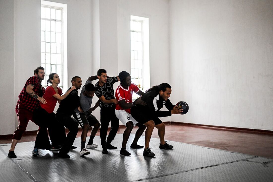 Em prisão de Portugal, detentos se sentem livres com a dança