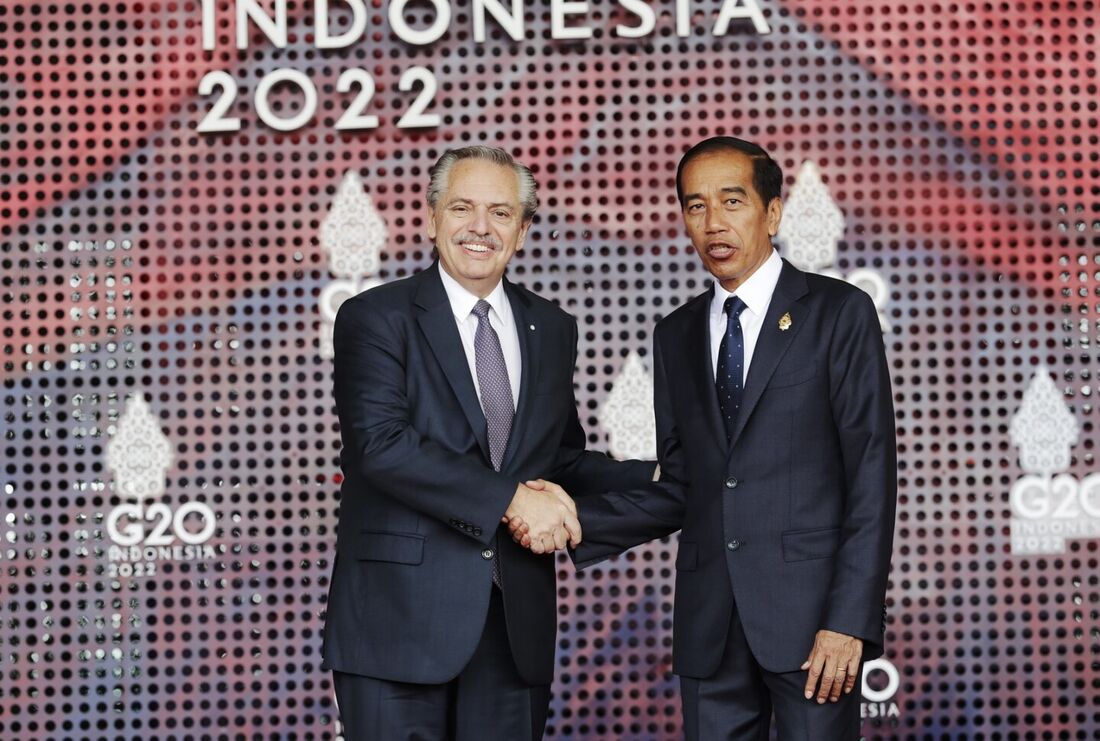 O presidente da Argentina, Alberto Fernandez, com o presidente da Indonésia, Joko Widodo