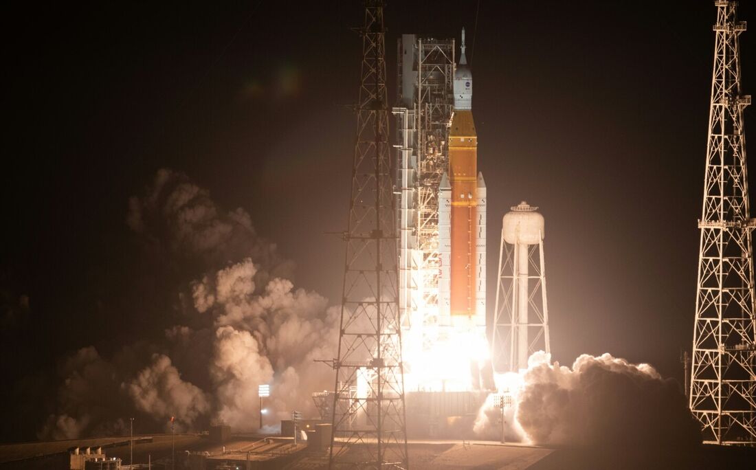 Foguete lunar não tripulado Artemis I decola da plataforma de lançamento 39B no Centro Espacial Kennedy da NASA em Cabo Canaveral, Flórida