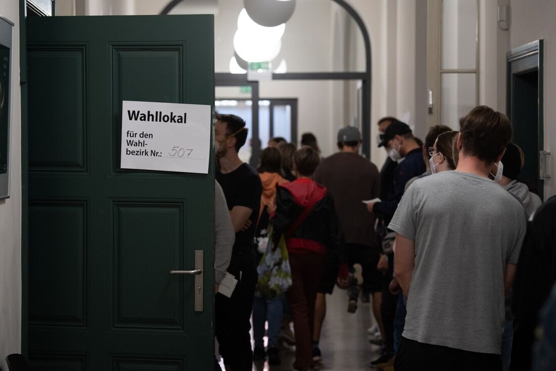 Foto de arquivo tirada em 26 de setembro de 2021 mostra os eleitores na fila para obter as cédulas e votar em uma seção eleitoral em uma escola em Berlim