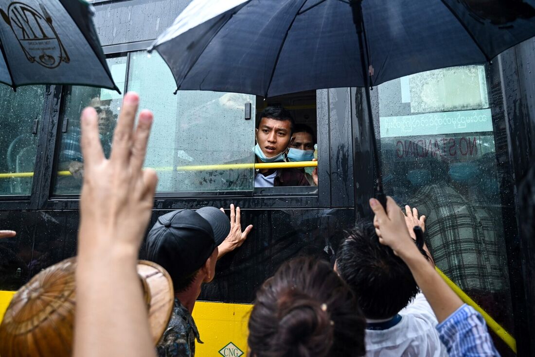 Ônibus com os libertados pela Junta Militar de Mianmar