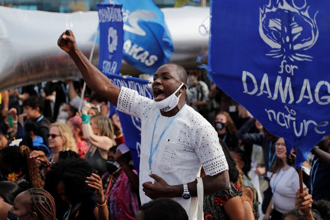 Ativistas climáticos protestam do lado de fora do Centro de Convenções Internacional de Sharm el-Sheikh, durante a conferência climática COP27 na cidade turística de mesmo nome, no Mar Vermelho, no Egito, em 17 de novembro de 2022