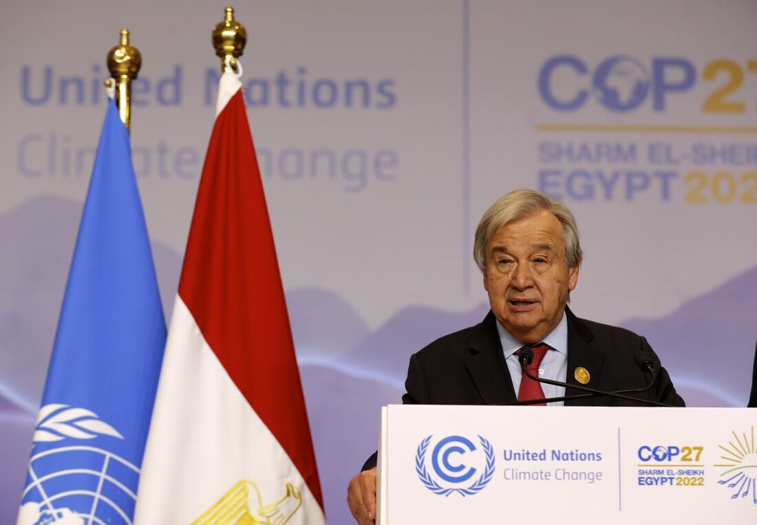 O secretário-geral das Nações Unidas, Antonio Guterres, fala em uma coletiva de imprensa durante a conferência do clima COP27 na cidade turística de Sharm el-Sheikh, no Mar Vermelho, no Egito, em 17 de novembro de 2022