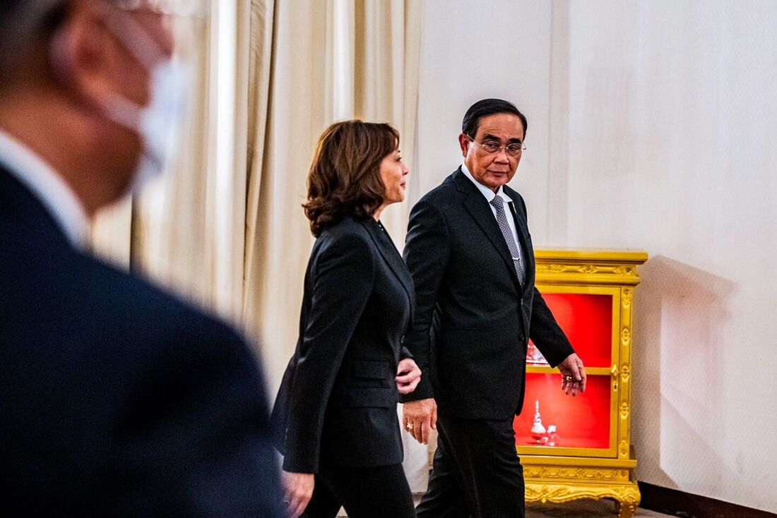 A vice-presidente dos EUA, Kamala Harris (L), se reúne com o primeiro-ministro da Tailândia, Prayut Chan-o-cha, na sede do governo em Bangkok, em 19 de novembro de 2022, após a Cúpula da APEC