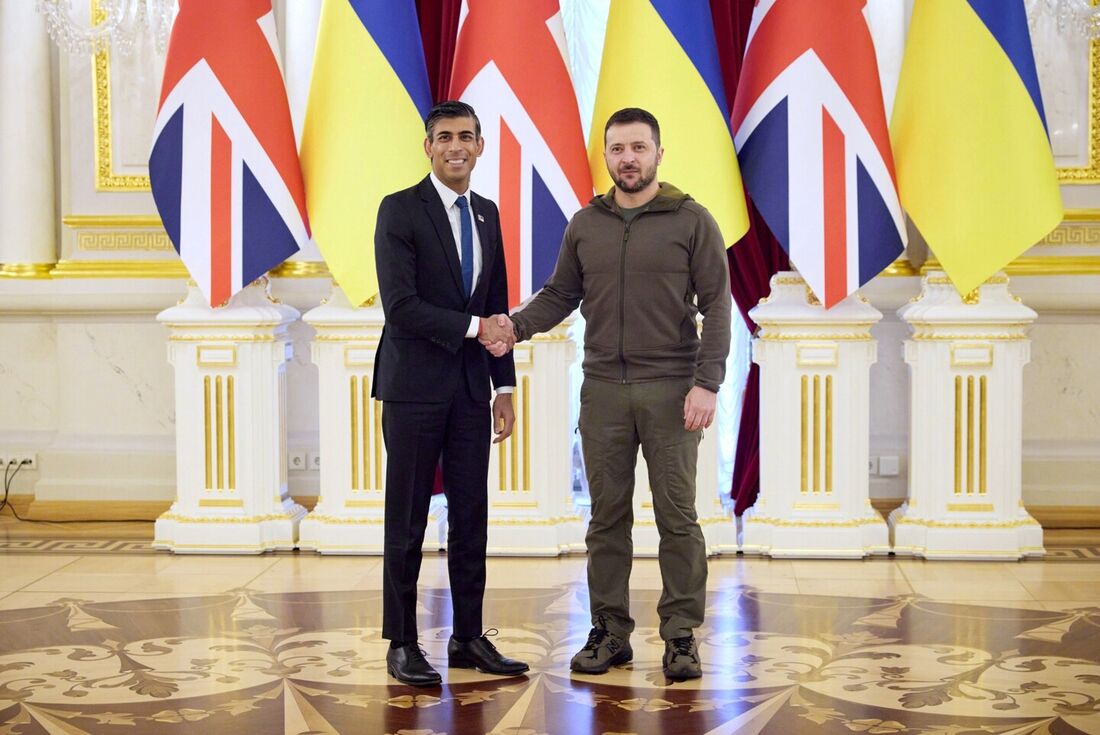 O presidente ucraniano, Volodymyr Zelensky (à direita), cumprimenta o primeiro-ministro britânico, Rishi Sunak (à esquerda), durante seu encontro em Kyiv, em meio à invasão da Ucrânia pela Rússia