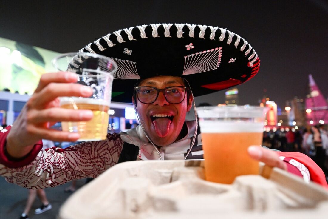 Torcedor toma cerveja em Fifa Fan Festival do Catar