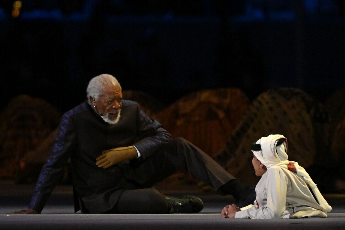 O ator norte-americano Morgan Freeman (esquerda) e o YouTuber do Catar Ghanim al-Muftah falam durante a cerimônia de abertura da partida de futebol do Grupo A da Copa do Mundo do Catar 2022 entre Catar e Equador no Estádio Al-Bayt em Al Khor, ao norte de 