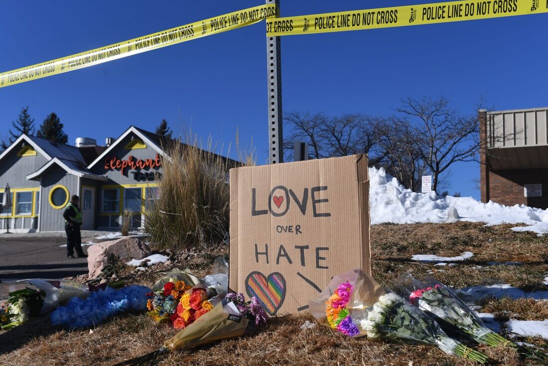 Pessoas deixam homenagens às vítimas em frente a boate atacada em Colorado Springs (EUA)